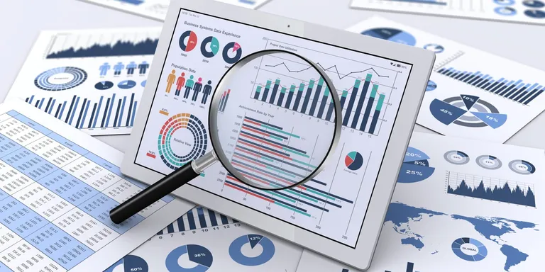 この記事では、初心者投資家向けに株価収益率(PER)の基本的な理解とその応用を解説します。PERの計算方法、利点と限界、そして有効な活用法について詳しく掘り下げ、読者が投資判断にPERを上手く組み入れる手助けをします。