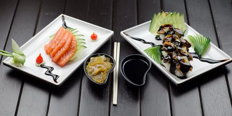 丸大豆しょうゆと新式醸造しょうゆの定義と歴史的背景 日本の調味料文化を象徴する醤油には、伝統的な「丸大豆しょうゆ」と戦後に技術革新を経て誕生した「新式醸造しょうゆ（混合醸造・混合方式）」という二大系統があります。これらは使用原料や製法、法的…